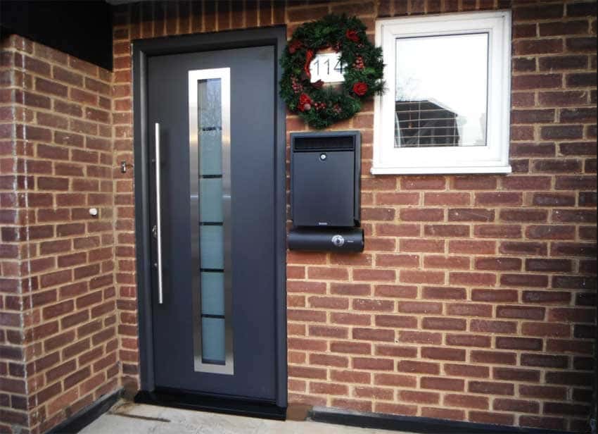 От чего зависит стоимость входных дверей?